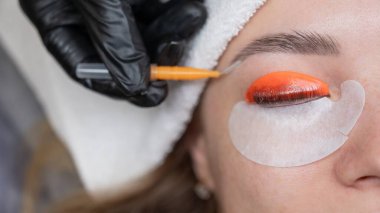 Beyaz kadın kirpik temizleme prosedüründen geçiyor.