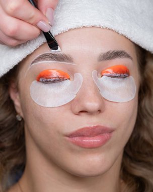 Profesyonelce katlama, kirpik boyama ve kaş boyama süreci.