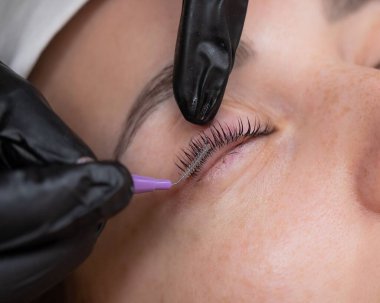 Salonda Profesyonel Kirpik Uzatma Uygulama Süreci