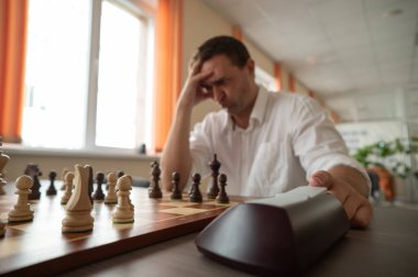 Bir adam satranç saatini değiştirir.