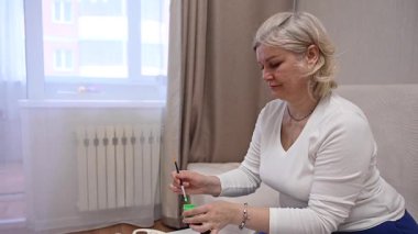 Olgun kadın çocuk plastiklerinden heykel yapıyor.