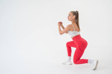 Beyaz siklonama arka planına atlama yapan genç bir kadın. Dikey video