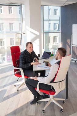 İş arkadaşları ofiste kahve içiyor.