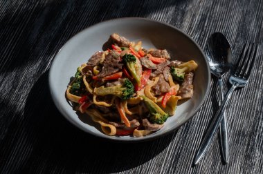 Sığır eti, mantar ve sebzeli makarna.