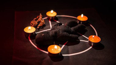 Pentagramda vudu bebeği. Cadı büyüleri