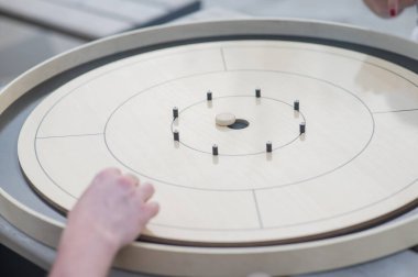 Stratejik Oyun Parçaları Tahta Tahta Crokinole üzerinde