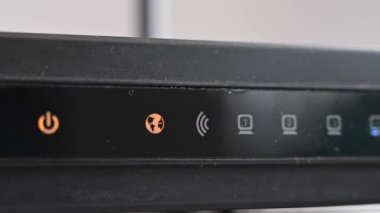 Yönlendiricideki ışıklar yanıp sönüyor.