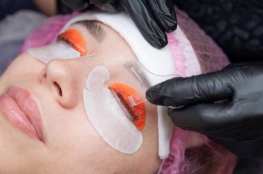 Beyaz kadın kirpik temizleme prosedüründen geçiyor.