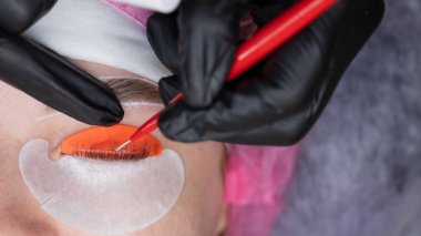 Beyaz kadın kirpik temizleme prosedüründen geçiyor.