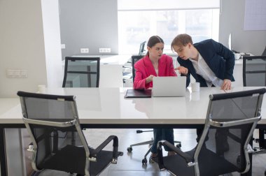 Beyaz adam astlarına talimat veriyor.