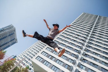 Bir kız trambolinde jimnastik yapıyor.