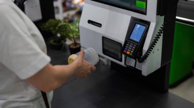 Bir kadın kendini kontrol eden eşyaları tarar.