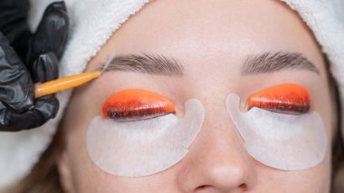 Beyaz kadın kirpik temizleme prosedüründen geçiyor.