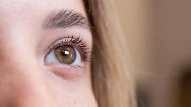 Kirpik kaplama prosedüründen sonra bir kadının gözlerine yakın çekim