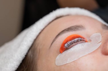 Beyaz kadın kirpik temizleme prosedüründen geçiyor.