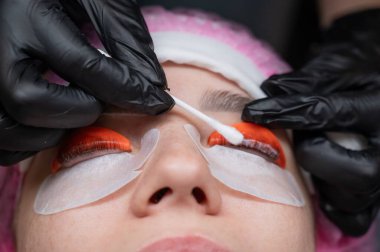 Beyaz kadın kirpik temizleme prosedüründen geçiyor.