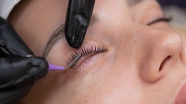 Salonda Profesyonel Kirpik Uzatma Uygulama Süreci