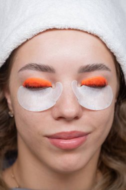 Kirpik kaplama prosedüründen geçen beyaz bir kadın. Üst görünüm