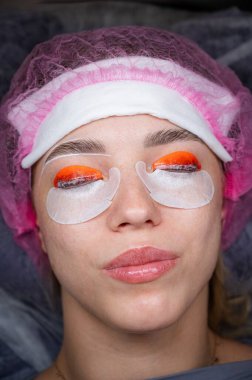 Kirpik kaplama prosedüründen geçen beyaz bir kadın. Üst görünüm