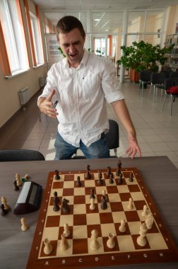 Beyaz adam satrancı kazanmayı kutluyor