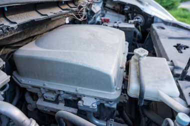 Arabanın kaputunun altında elektrikli motor var.