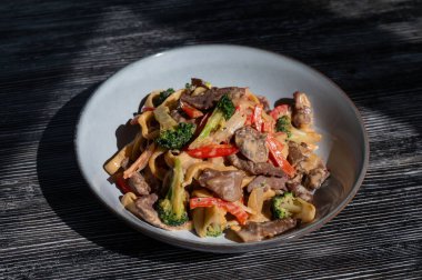 Sığır eti, mantar ve sebzeli makarna.