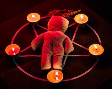 Pentagramda vudu bebeği. Cadı büyüleri