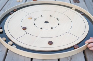 Stratejik Oyun Parçaları Tahta Tahta Crokinole üzerinde