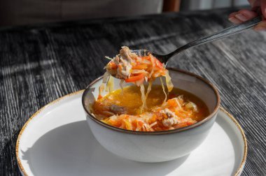 Kafede bir kase shchi çorbası.