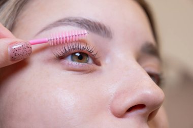 Beyaz kadın kirpiklerini fırçalıyordu.