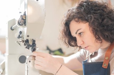 Kadın tabakçı atölyede çalışıyor.