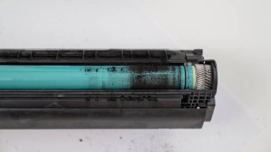 Beyaz arkaplanda kırık lazer yazıcı kartuşu