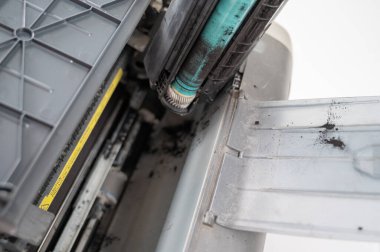 Beyaz arkaplanda kırık lazer yazıcı kartuşu