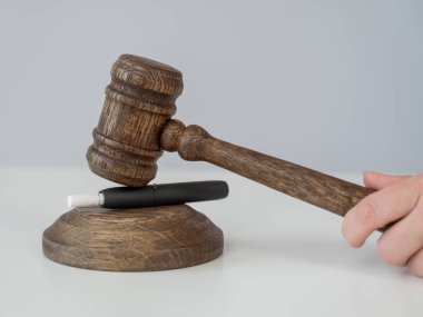 Hakimler tokmak ve elektronik sigara. Tütün ısıtma sistemi