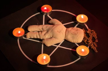 Pentagramda vudu bebeği. Cadı büyüleri