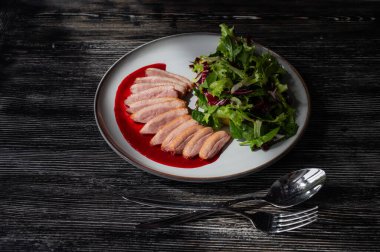 Kızarmış ördek bir tabakta parçalara ayrılmış.