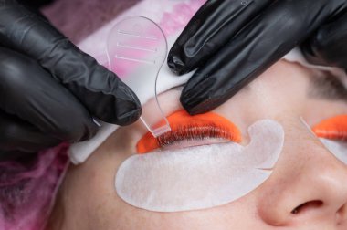 Beyaz kadın kirpik temizleme prosedüründen geçiyor.