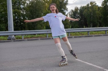 Beyaz şortlu kadın paten kayıyor.