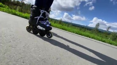 Paten kayarken yakın plan.