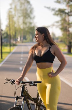 Park 'ta Bisiklet Süren kıvrımlı Kafkas Kadın