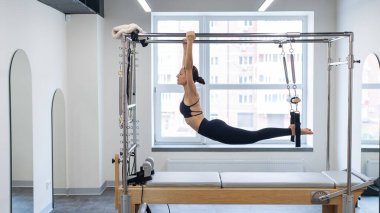 Kafkasyalı kadın reformcularla pilates yapıyor.