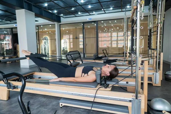 Kafkas kadın yenilikçi makineler üzerinde egzersiz yapıyor.