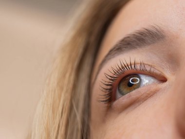 Kirpik kaplama prosedüründen sonra bir kadının gözlerine yakın çekim
