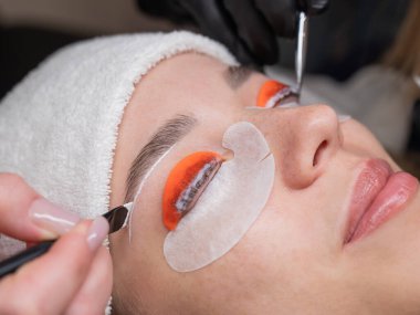 Profesyonelce katlama, kirpik boyama ve kaş boyama süreci. Dört elli prosedür