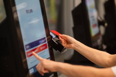 Modern Perakende Mağazasında Canlı Alışveriş Deneyimi