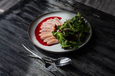 Kızarmış ördek bir tabakta parçalara ayrılmış.