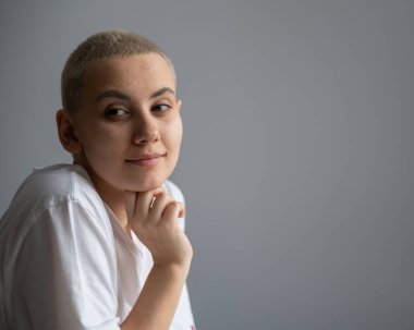 Kısa saçlı düşünceli genç bir kadının portresi. Boşluğu kopyala.