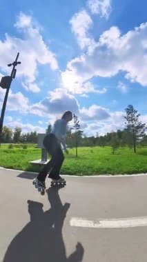 Beyaz kadın parkta paten kayıyor.