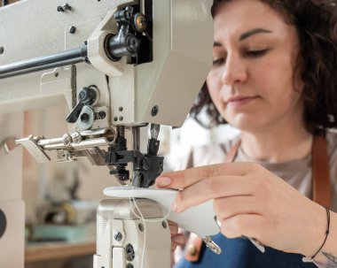 Kadın tabakçı atölyede çalışıyor.