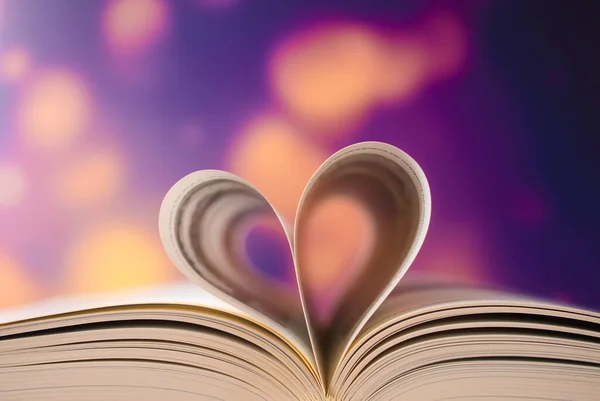 kitap sayfaları kalp şeklini oluşturuyor